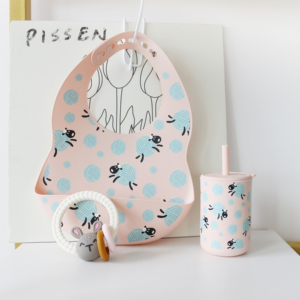 Vente en gros de Chine de bavoirs pour bébé en silicone à motif imprimé ensemble de tasses en silicone pour le dîner avec logo acceptable ensemble de repas pour bébé personnalisé en silicone - Product Image 4