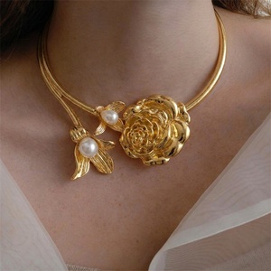 Collar gargantilla 3D de lirio calla para mujer, de resina con flor, diseño floral llamativo y moderno, ideal para uso diario y fiestas - Product Image 2