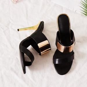 Nuevos zapatos de tacón alto de lujo negros estilo stiletto de diseñador - Zapatos de tacón alto elegantes para mujer personalizados por el diseñador - Product Image 2