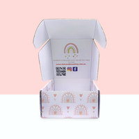 Boîtes d'expédition en carton ondulé personnalisées à faible MOQ pour l'emballage de vêtements et de chaussettes avec laminage mat, gaufrage et matériaux recyclés