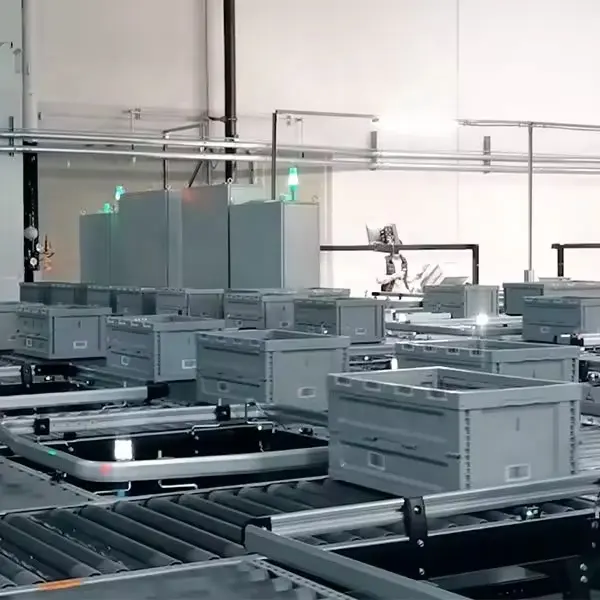 Armazém industrial automatizado que escolhe caixas de plástico empilháveis e dobráveis para ASRS