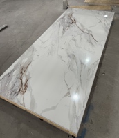 Papan Marmer PVC UV Motif Emas Putih Tahan Air Anti Gores Panel Dinding Marmer Buatan untuk Kamar Mandi Dapur Latar Belakang TV