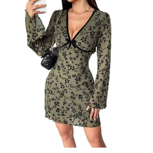 Abito da donna con scollo a V profondo in rete a doppio strato floccata, nuova collezione Primavera 2026 - Product Image 5