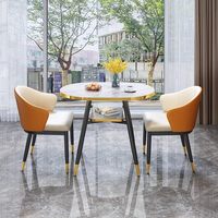 Balcon, petite table à manger, table basse et chaises décontractées, une table avec deux chaises, table de réception et de négociation