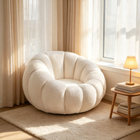 Fauteuil de lecture moderne et confortable en polaire blanc crème, avec rangement intégré, idéal pour la détente