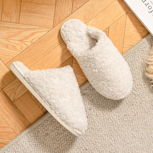 Pantuflas de Mujer de Felpa Suave Color Crema, con Forro de Peluche, Cerradas, Antideslizantes, para Interiores - Product Image 2