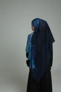 Lieflijke, op maat gemaakte katoenen modal hijab sjaal met marmeren waterprint logo, lichtgewicht, zacht, ademend, voor dagelijks gebruik, geschikt voor alle seizoenen. - Product Image 5
