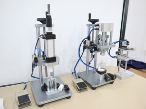 Machine de capsulage semi-automatique de bureau haut de gamme pour bouteilles de parfum, de boissons et de produits chimiques, grande capacité, en métal, marque <span class=keywords><strong>YETO</strong></span> - Product Image 4