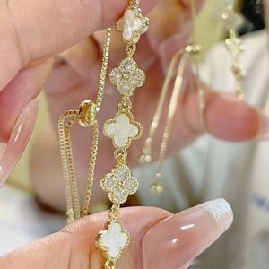 Pulsera <span class=keywords><strong>de</strong></span> Lujo <span class=keywords><strong>de</strong></span> Alta Gama para Mujer con Eslabones <span class=keywords><strong>de</strong></span> Cadena y Trébol <span class=keywords><strong>de</strong></span> Cuatro <span class=keywords><strong>Hojas</strong></span>, Diseño Geométrico <span class=keywords><strong>de</strong></span> Moda, Aleación <span class=keywords><strong>de</strong></span> Cobre con Baño <span class=keywords><strong>de</strong></span> Oro y Zirconia - Product Image 1