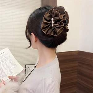 Pince à cheveux élégante en satin avec nœud floral perlé, pour coiffure mi-attachée, style doux et torsadé, idéale pour le bal de promo - Product Image 4