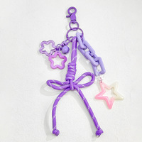 Porte-clés tendance en corde tressée violette Y2K avec breloque en acrylique en forme d'étoile, porte-clés en paracorde avec nœud et clochette pour femmes, cadeaux
