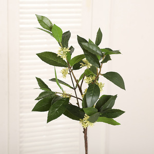 Branche d'Osmanthus artificielle de 90 cm, feuilles vertes réalistes avec fleurs crème, fausse verdure pour la décoration de la maison, du vase ou de mariage - Product Image 4