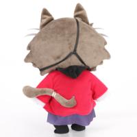 Peluche chat pirate cool avec un pansement sur l'œil, vêtu d'une veste rouge et d'un pantalon violet, jouet en peluche doux de personnage de dessin animé