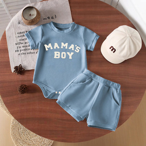 Completo Estivo per Neonato, 2 Pezzi in Cotone, Set di Abbigliamento alla Moda con Maniche Corte e Chiusura a Bottoni, 'MAMA'S Little Boy', Pantaloncini Connessi, Completo Waffle - Product Image 1