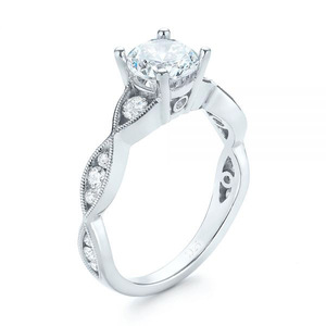 Anello di Fidanzamento F155 per Donna in Oro Bianco con Diamante Taglio Brillante Rotondo Colore G Naturale e Diamanti Laterali - Product Image 1