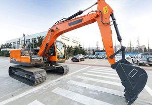 Excavatrice sur chenilles Develon DX130, 13 tonnes, compacte, puissante, moteur Perkins, machine utilitaire à haute efficacité, prête à être expédiée - Product Image 1