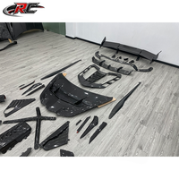Kit carrosserie en fibre de carbone style Corvette C8 Z06 : capot, lèvre avant, diffuseur arrière, aileron arrière et jupes latérales.