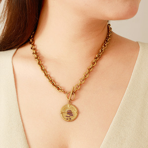 Collar con Colgante Redondo Dorado con Zirconia Roja Engastada, Cierre OT, Estilo Europeo, Joyería de Regalo - Product Image 2