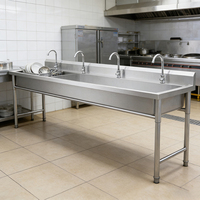 Commerciële keuken grote diepe lange spoelbak met meerdere kranen van 304 roestvrij staal voor zwaar gebruik, geschikt voor scholen en ziekenhuizen