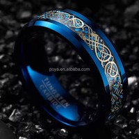 POYA Jewelry Bague en tungstène pour homme 8mm Bleu Plaqué Or Dragon Motif Incrustation Style tendance Bague de fiançailles Bague de mariage Cadeau pour homme