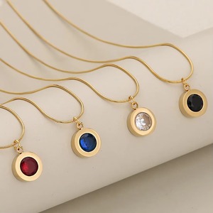 Collar minimalista de cadena de serpiente con colgante circular de bisel de piedra de un solo color, de acero inoxidable, para mujer, joyería apilable para uso diario. - Product Image 3