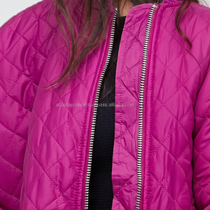 Manteau d'hiver pour femmes élégant et épais de haute qualité rose vif métallisé à fermeture éclair sur le devant, vestes matelassées pour femmes - Product Image 1