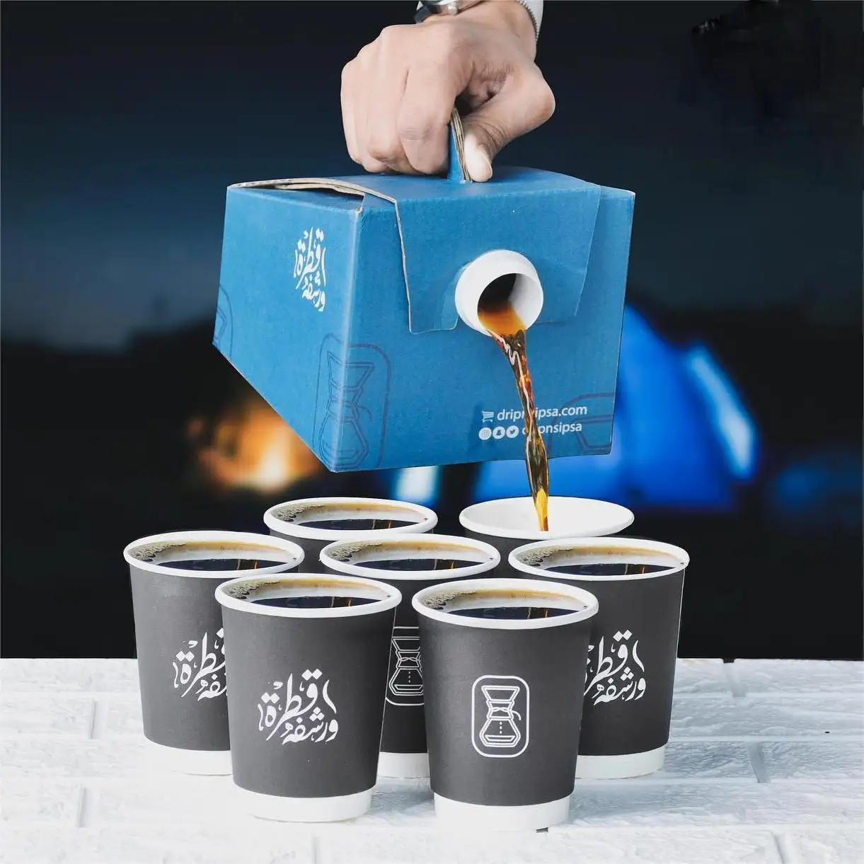 カスタムロゴ128オンスアルミニウム注ぎ口ポーチコーヒーバッグボックス内バルブ付きコーヒーワインジュース水包装カップホルダー付き