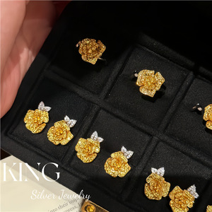 Pendientes de plata de ley S925 con baño de oro y diseño de flor rosa amarilla de abril para mujer, conjunto de joyería para fiesta. - Product Image 1