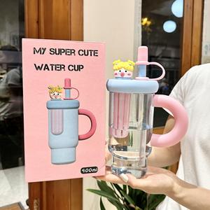 Copo de Água com Alça em Forma de Boneca 3D, Capacidade Grande de 900ml, Garrafa de Água Plástica com Canudo e Infusor de Frutas, Caneca Portátil para Viagem - Product Image 4