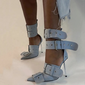 Sandalias de tacón alto fino metálicas plateadas brillantes para mujer, estilo punk sexy con hebillas, correa al tobillo, punta puntiaguda y tiras, tacón de aguja, para verano. - Product Image 3