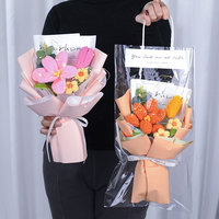 Arrangement floral artisanal avec des roses au crochet idéales pour la décoration intérieure élégante ou des idées cadeaux sincères