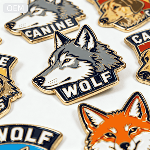 Servicio de Refinación de Obras de Arte: Insignia de Relieve Fundido a Presión para Hoteles y Hostelería con Diseño de Cangrejo y Perro y Detalles Pulidos a Espejo - Product Image 1