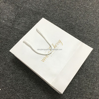 Sacs cadeaux en papier kraft recyclable avec logo personnalisé, poignée en corde de coton et papier de soie pour l'emballage de boutiques de détail