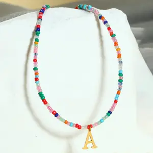 Woying Go2boho AZ Sommer Regenbogen zierliches Saatgut stapelbar Modeschmuck Boho minimalistische Perlen-Halsketten für Damen