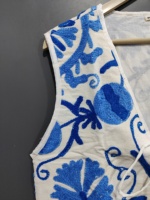 Gilet court en coton respirant et écologique, brodé Suzani floral bleu fait main, col en V, devant ouvert, fermeture à cordon, bords bruts
