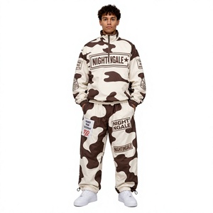 Conjunto Deportivo de 2 Piezas, Chaqueta y Pantalones Jogger, Cortavientos, Nailon, Media Cremallera, Estampado de Camuflaje, Sublimado - Product Image 1