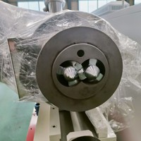 Ligne d'extrusion de profilés PVC série YF |   Extrudeuse à double vis conique pour profilés de fenêtres et de portes en PVC UPVC et profilés en bois-plastique WPC
