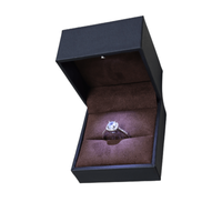 Boîte à bijoux lumineuse à LED, étui à bagues en cuir PU avec bouton poussoir et éclairage LED intégré pour pierres précieuses