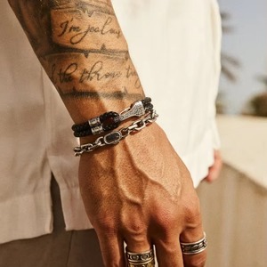Charmes personnalisés en acier inoxydable plaqué <span class=keywords><strong>or</strong></span> <span class=keywords><strong>18</strong></span> <span class=keywords><strong>carats</strong></span> <span class=keywords><strong>Bracelet</strong></span> de créateur en corde avec du cuir pour hommes Vente en gros usine de fabrication de bijoux - Product Image 6
