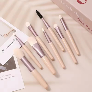 Set Personalizable de 8 Brochas de Maquillaje de Buena Calidad Tamaño Viaje con Estuche de PU - Product Image 6