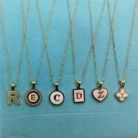 Pendentif Breloque Carré en Acier Inoxydable Plaqué Or 18K avec Micro-Incrustation de Zircon et Initiale Alphabet Blanche Émaillée (26 Lettres) pour Fête d'Enfants
