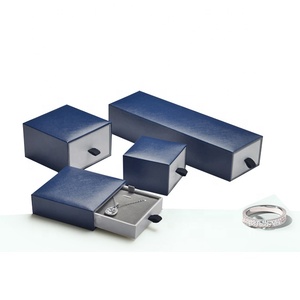 Scatola regalo quadrata in velluto con cassetto in cartone di lusso personalizzato per gioielli e oggetti di lusso - Product Image 1
