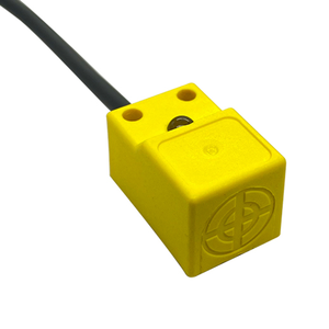 Capteur de proximité inductif à 3 fils avec protection IP67 et portée de 5 mm pour les laminoirs et les moules de frappe lourde - Product Image 1