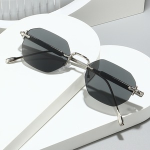 Gafas de Sol Retro Octagonales con Montura Completa Dorada y Blanca, Protección UV400, Montura Metálica Ligera, Lentes Tintadas para Hombres y Mujeres, Uso Diario y Viajes - Product Image 3