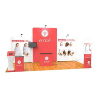 Stand d'exposition 10 x 20 pieds pour salon professionnel de vêtements avec caisson lumineux, toile de fond et présentoir