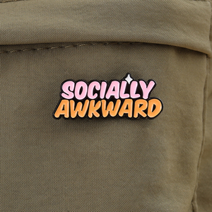 Spilla in metallo con slogan semplificato "Socially Awkward", spilla in metallo con alfabeto, distintivo sociale creativo per amici sociali - Product Image 3