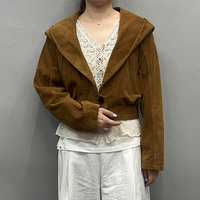 Veste bomber courte à capuche en cuir suédé de chèvre véritable pour femme, couleur camel, à revers ouverts, fermeture boutonnée, avec poches passepoilées