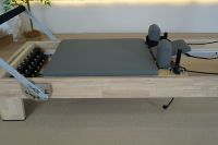 Reformer Pilates OEM personnalisé avec logo de studio, en bois d'érable, avec ressorts de qualité supérieure, boîte de rangement de luxe et tables d'entraînement
