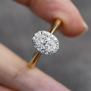 Anello Bicolore a Forma Ovale, Design Elegante per Donne - Product Image 1