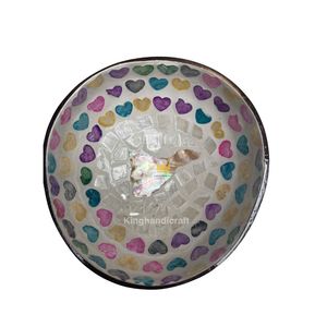Saladiers en coquille de noix de coco naturelle en gros faits à la main au Vietnam avec des motifs de mosaïque complexes fabriqués au Vietnam - Product Image 1